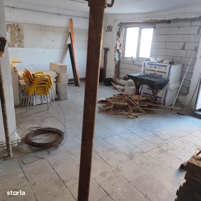 Casă separată cu pivniță și pod utilizabil în mediul rural