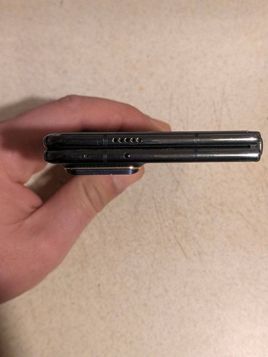 Продавам смартфон Honor Magic V2