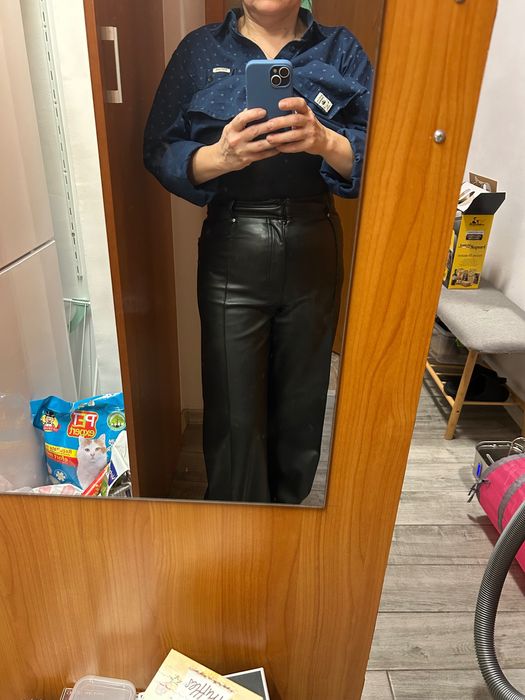 Vand pantalon din imitație de piele