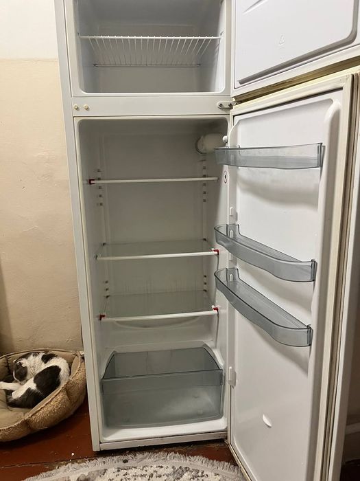 Продам холодильник Sneige. Состояние отличное. Хорошо работает. NO FRO