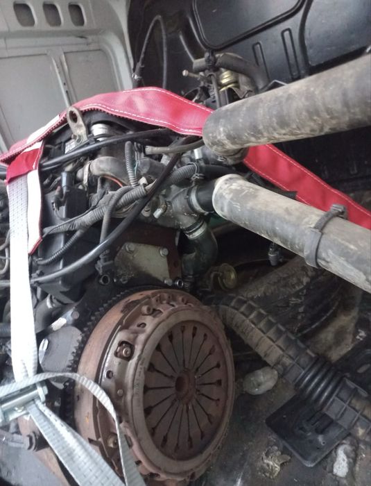 Продавам двигателя от снимките 2.8