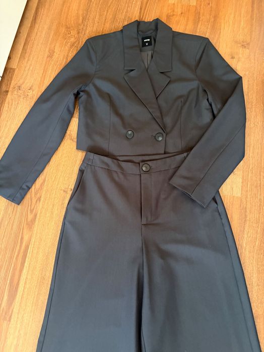 Costum elegant, de efect si lejer S