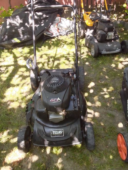 Vând mașina de tuns gazon, iarbă