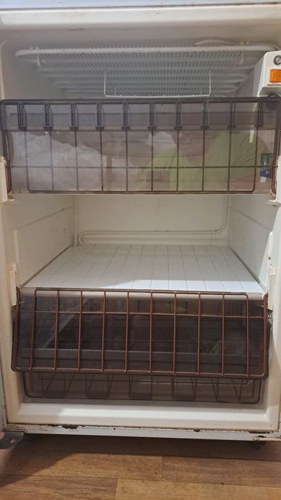 Продавам малък Фризер