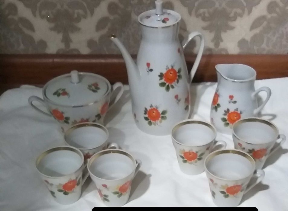 Сервизы и сахарница  Ссср б/у сервантное хранение