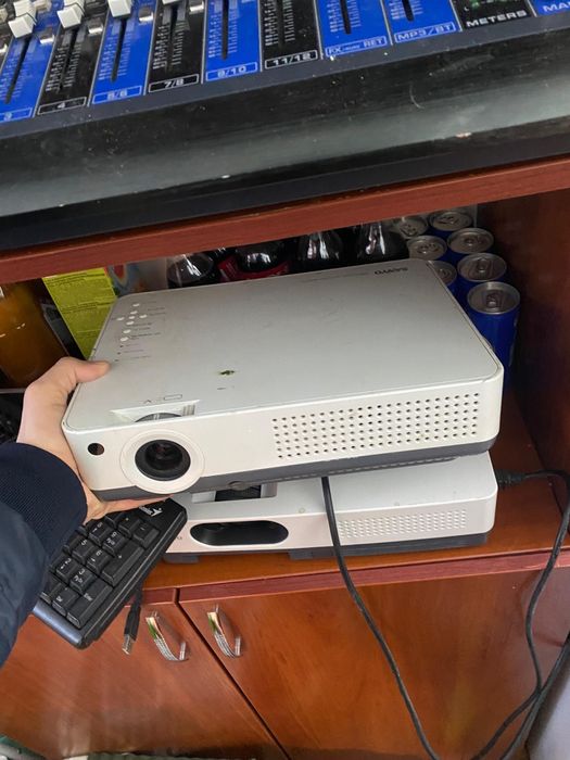 Проектор Sanyo экран для проектора.