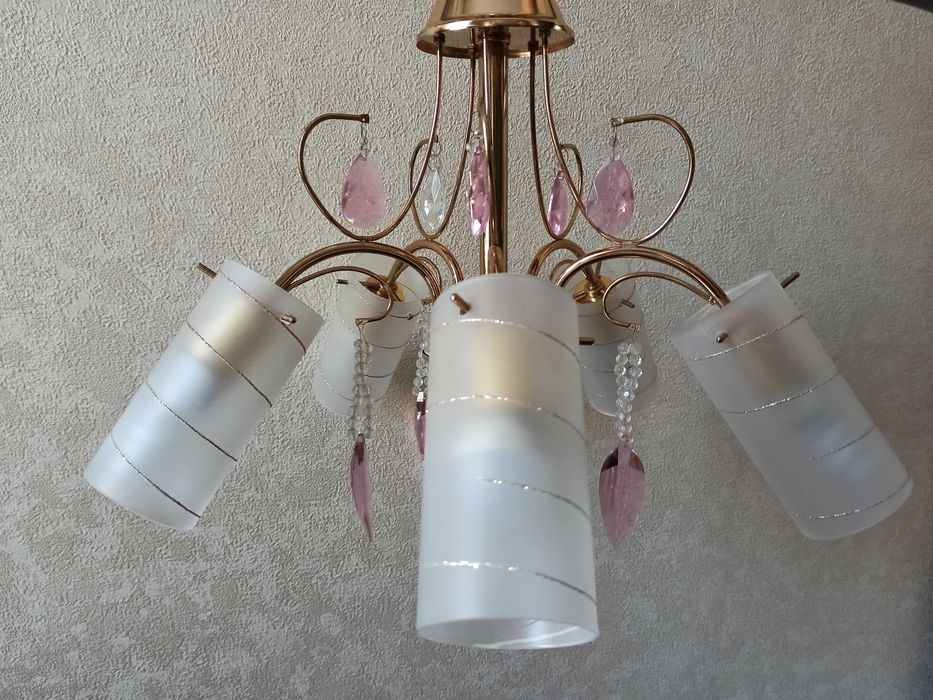 Люстра из пять ламп потолочный светильник.