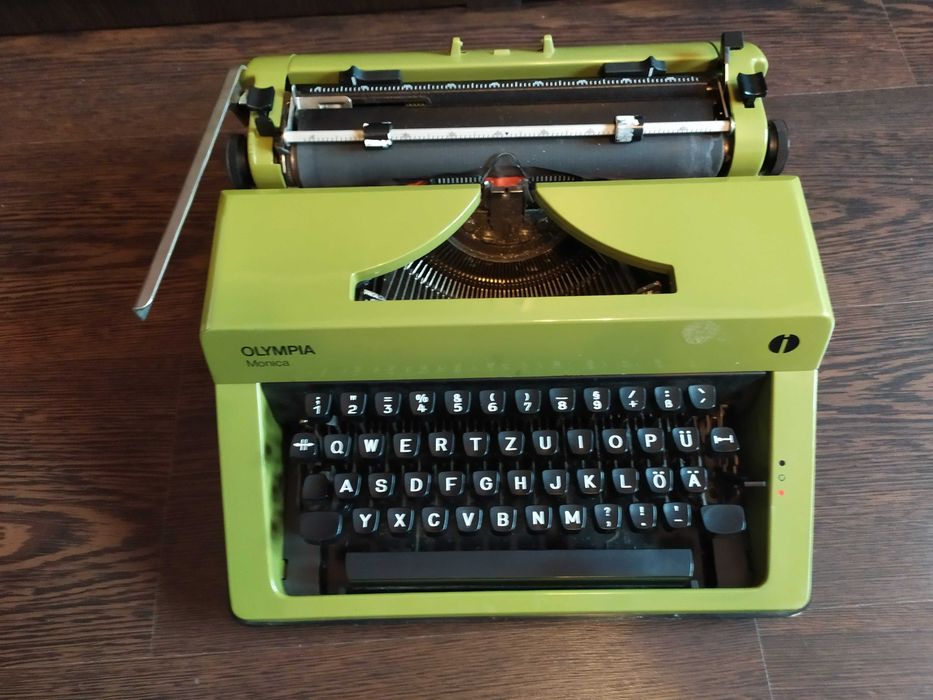 Mașina de scris veche Olympia