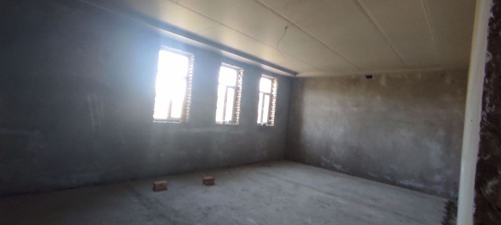 Мангит шахрида 2 этажи уй сотилади.