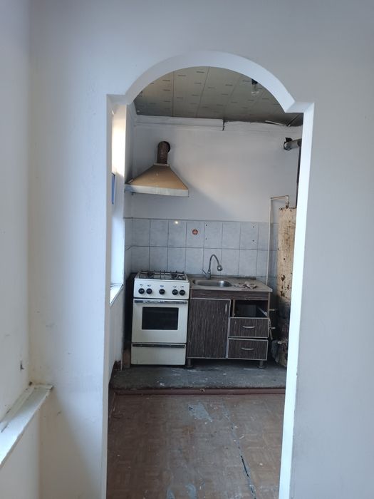 Уй сотилади 3 хонали гиштлик 1 этаж офис.магазин килса бу́лади