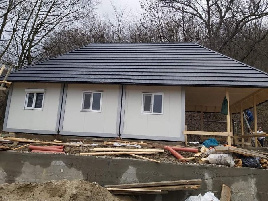 Vând case pe structura metalica