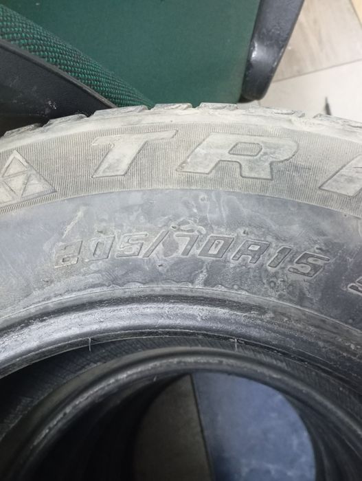 Продам резину липучка 205-70-R15