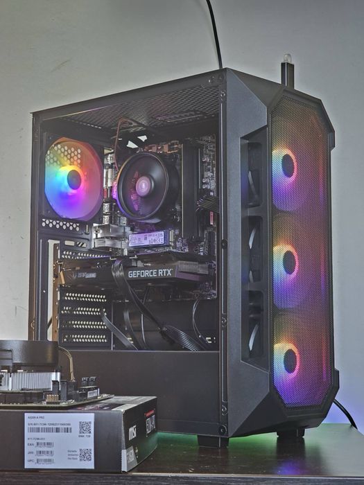 Продавам комплект монитор компютър мишка клавиатура  във гаранция