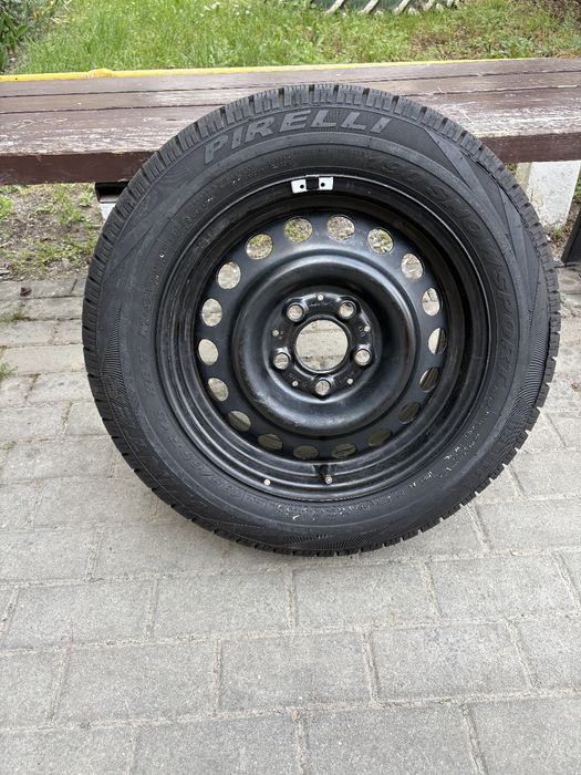 Set 4 roti mașină cu cauciuc Pirelli aproape nou