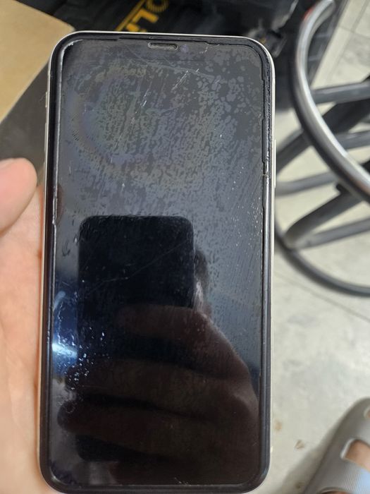 Samsung S23 и iPhone 11