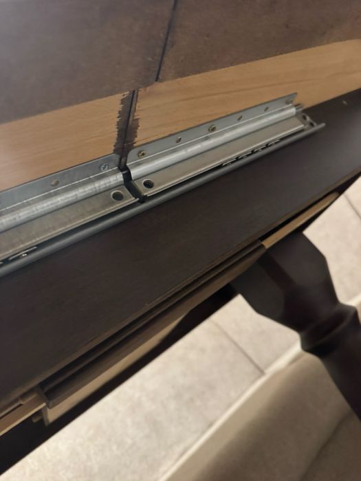 Трапезна маса от масивно дърво