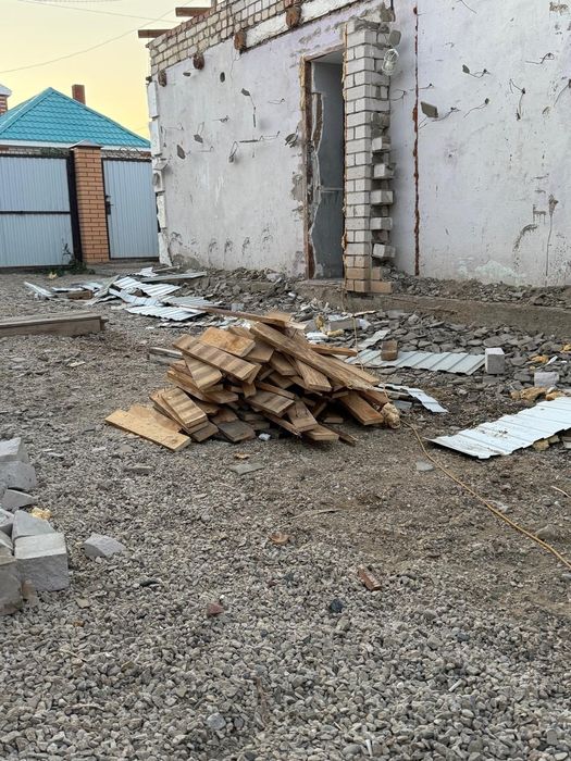 Дрова, доски с крыши