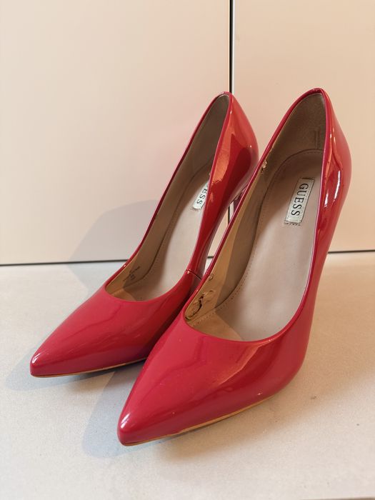 Обувки на висок ток Guess