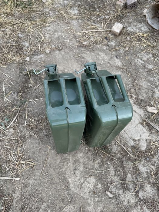 Продам канистры 2 шт.