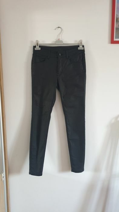 Pantaloni S/M C&A elastici, efect piele, stare foarte buna