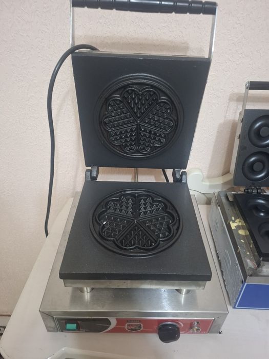 Vafli apparat. Shirinlik pishiradiigan apparat va mikser sotiladi