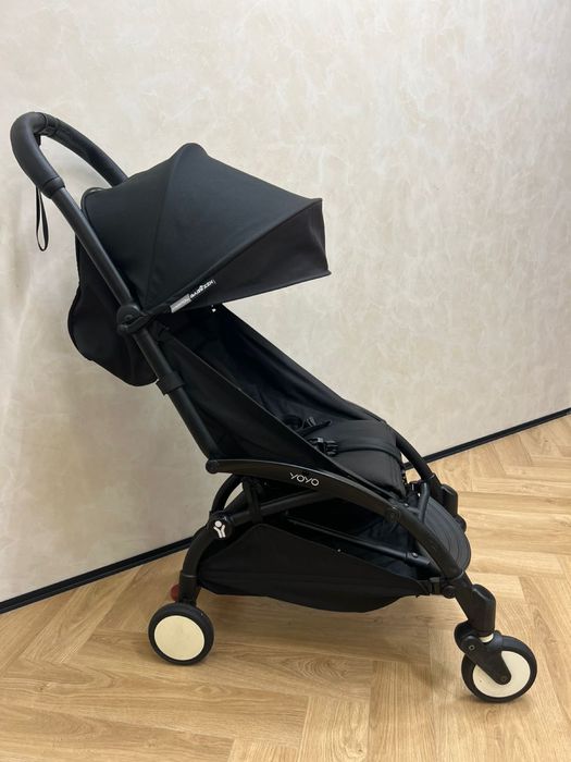 Коляска yoyo в черном свете
