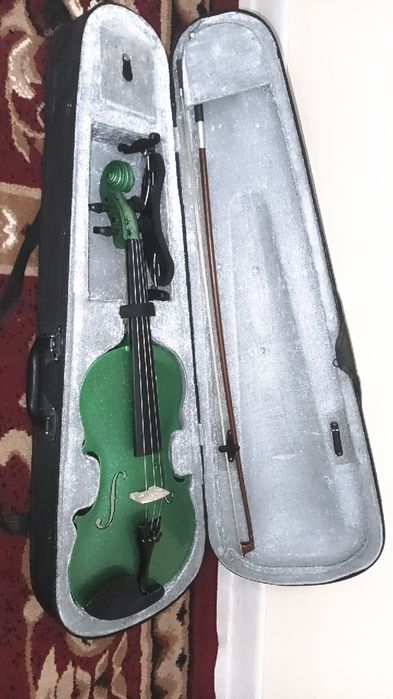 yangi skripka bir marta chalingan qiz bola ishlatgan narxi kelishiladi