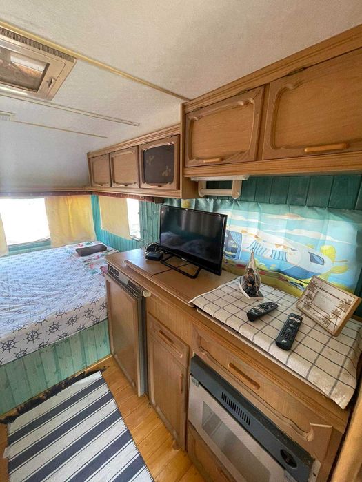 Продавам каравана на плажа- къмпинг Китен с оборудван навес