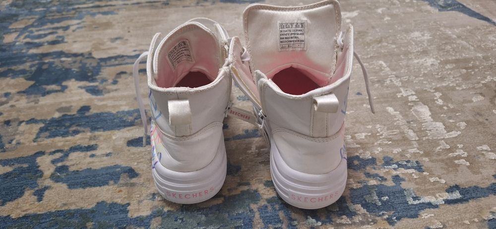 Adidași skechers fata