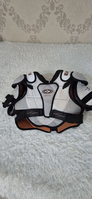 Продам хоккейный нагрудник