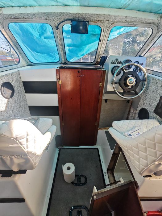 Barca cu cabina 3 persoane motor BMW M30 3200CC 1988 și transmisie BMW ZDRIVE   Tapițerie noua  piele albă. prețul nu este negociabil!