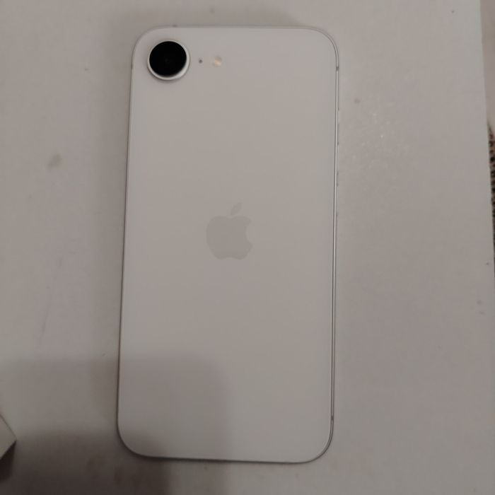 Iphone 16 e white нов със зарядно