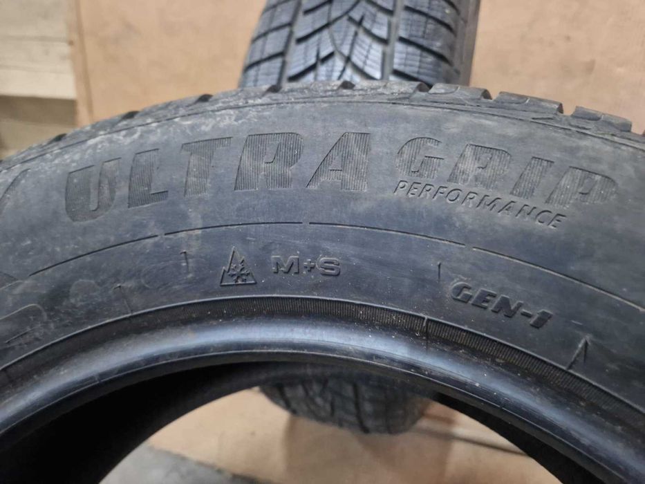 2 Goodyear R17 225/65
зимни гуми
DOT3519