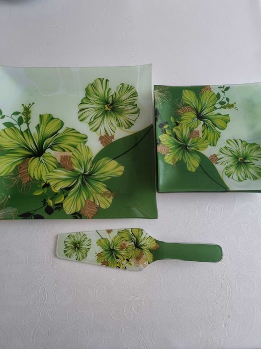 Посуда: тортница + 6 тарелочек