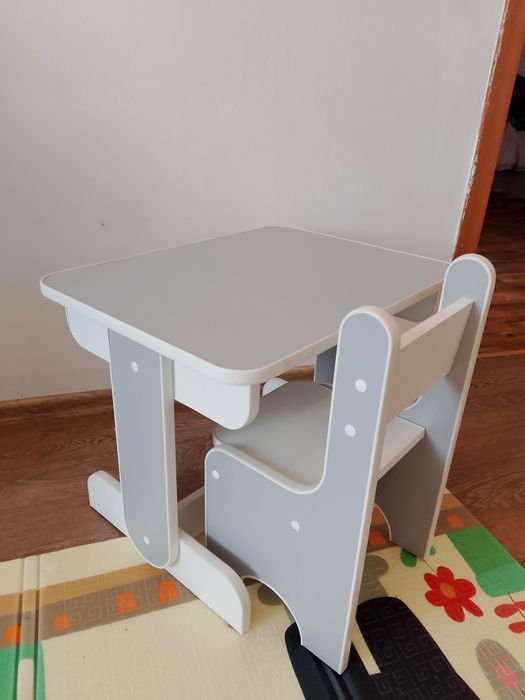 Продам детский стол и стул