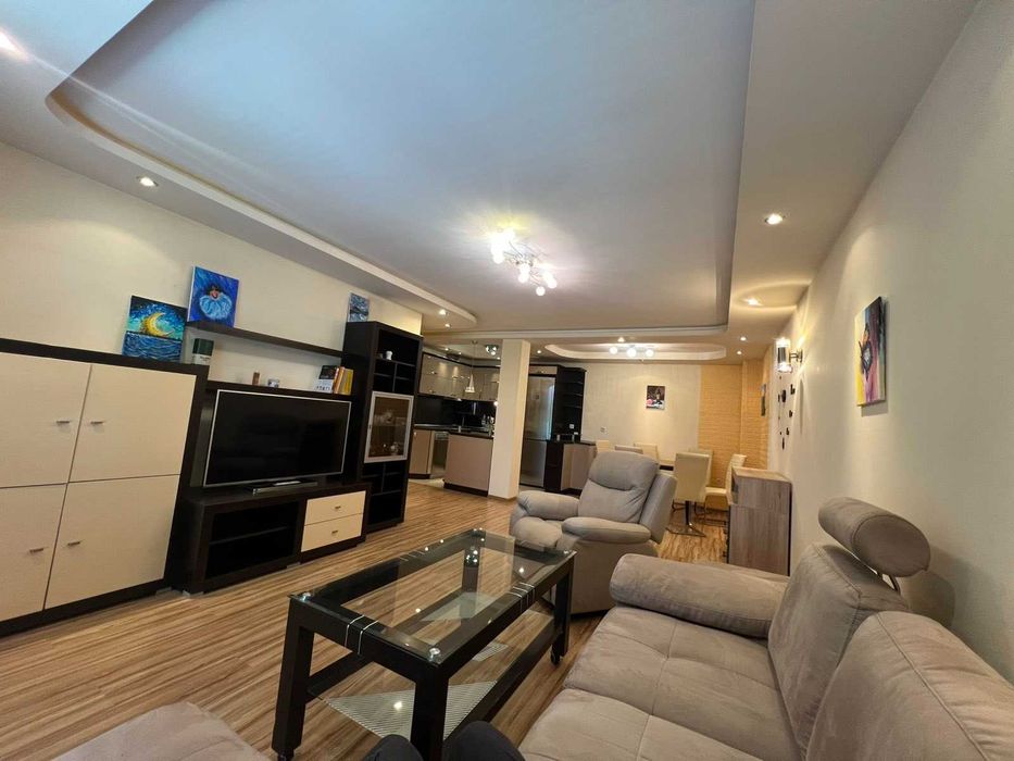 Дава се под наем Тристаен апартамент в Кърджали, Център - 114 кв.м за 408 € - Снимка #1