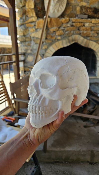 Човешки череп от бетон