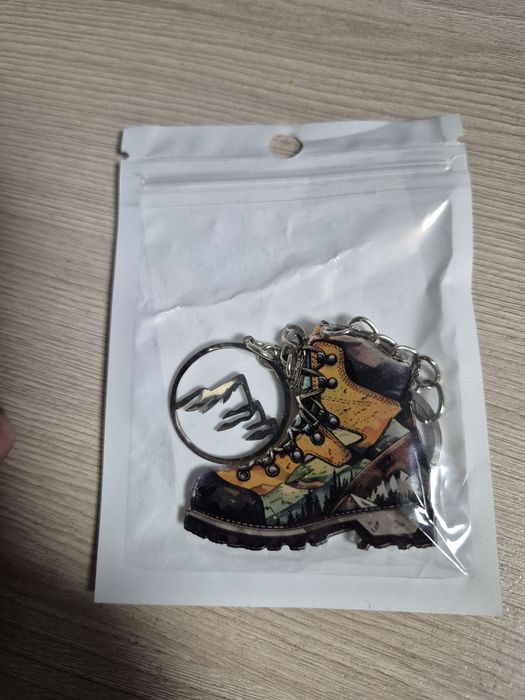 Продам этих двух брелков