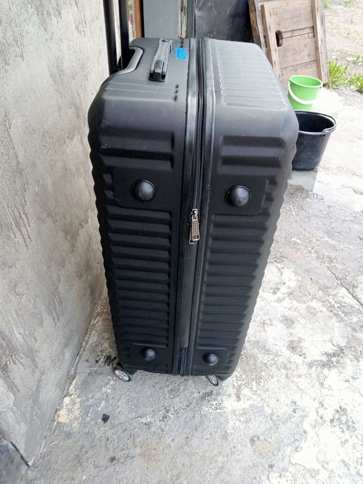 Чемодан средний 68-46-30 см.