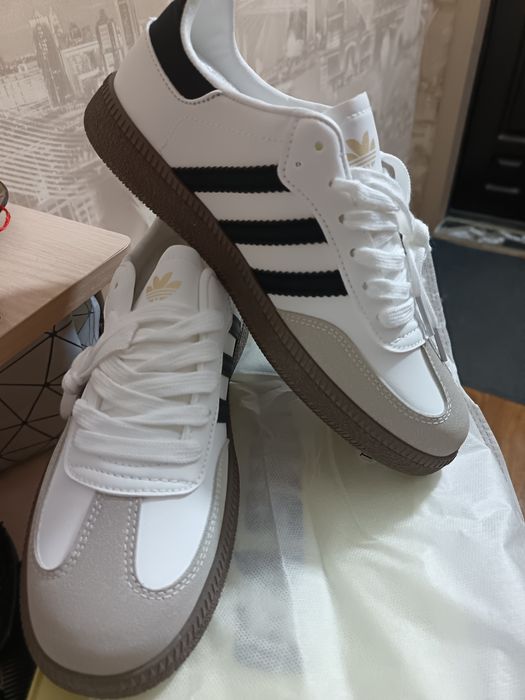 Кроссовки женские