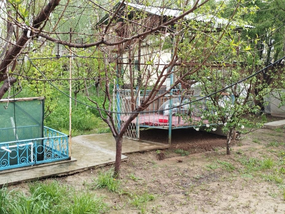 Продаёться участок 6 соток. Двухэтажний дом, 10 комнат. Фруктовий сад.