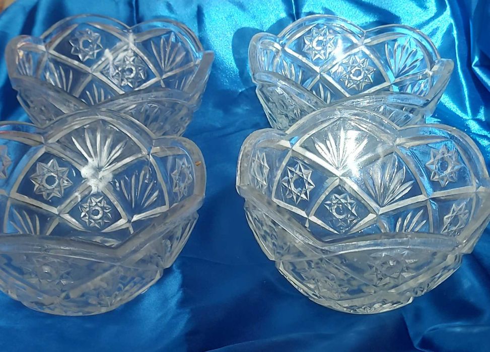 Салатницы хрустальные 4 штуки.