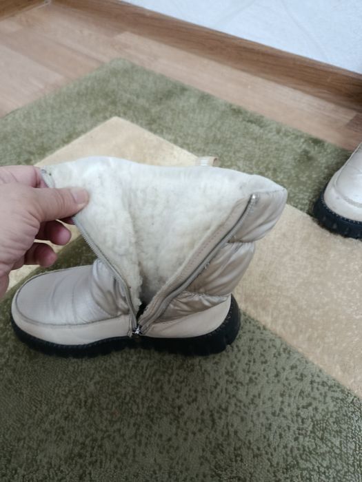 Продам детскую зимнию обувь