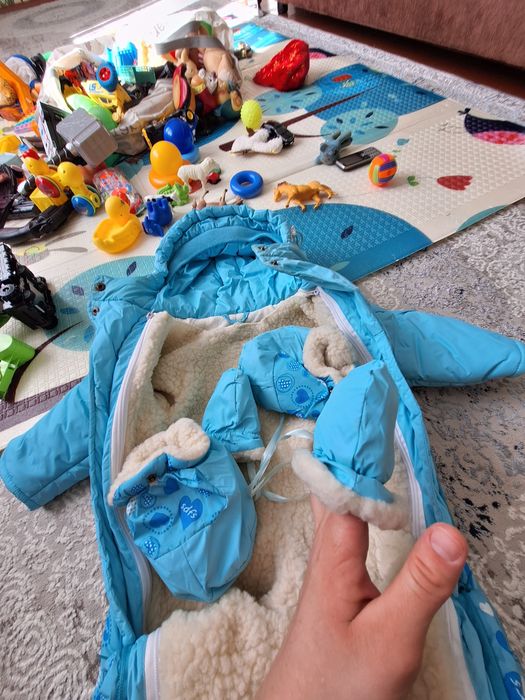 Продам зимний  детский комбинезон трансформер