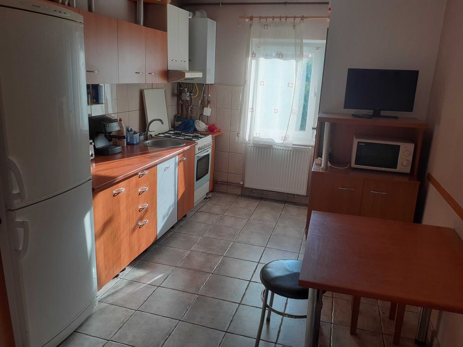 Dau in chirie apartament cu 3 camere