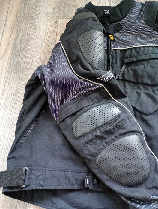 Продавам мъжко мотоциклетно яке XL