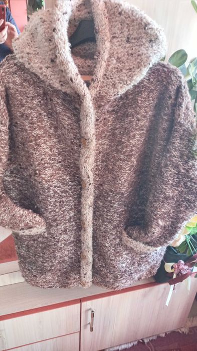 Ефектна ръчно плетена буклена жилетка