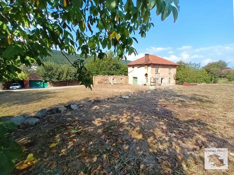 116276 Двуетажна къща с просторен двор и кладенец в с. Присово, на 5 км. от Велико Търново