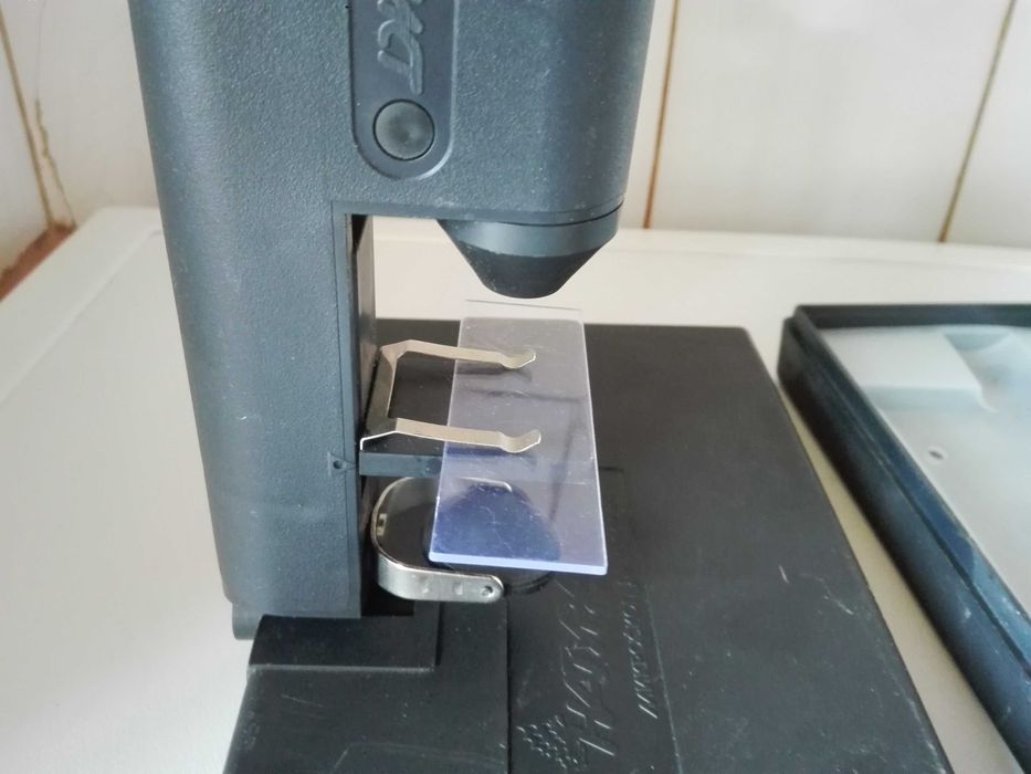 Микроскоп , камион и стара абаджийска ножица .