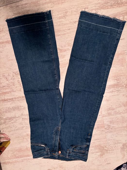 Дамски дънки, някои носени един път